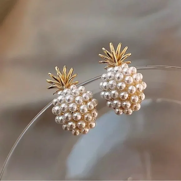 NEW Pineapple Pearl & Gold Dainty Stud Earrings - Picture 4 of 6